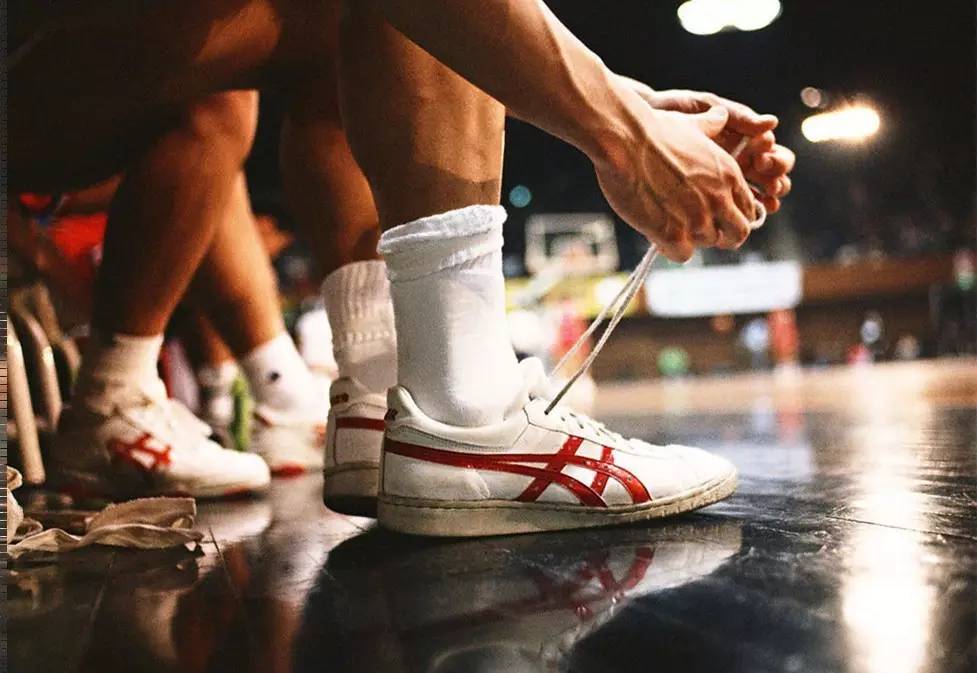 被水平拉开 被水平拉开